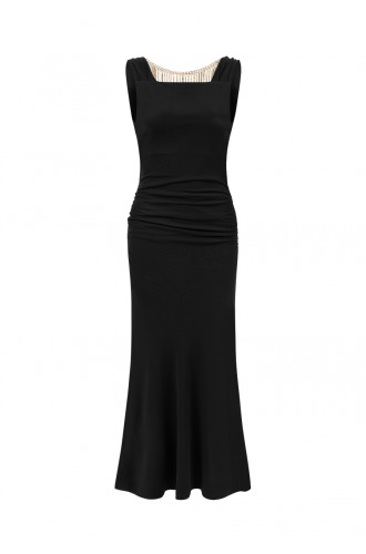 Długa, czarna, dopasowana sukienka