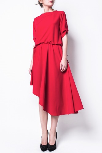 Luźna, czerwona sukienka z dekoltem na plecach