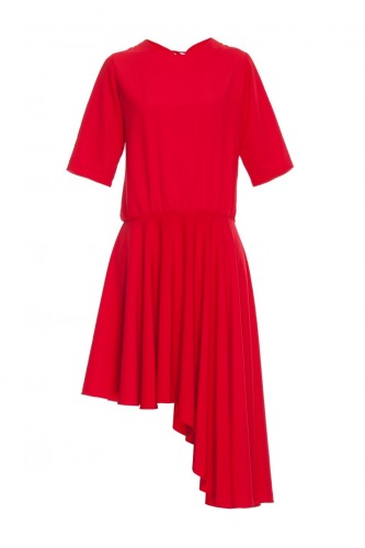 Luźna, czerwona sukienka z dekoltem na plecach