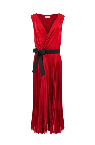 Długa, czerwona sukienka z plisami